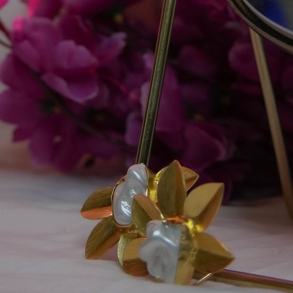 Zara limited edition brand new floral earrings (gold plated brass) - Picture 2 of 3